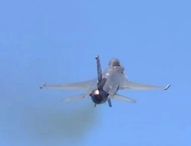 F-16 Viper πραγματοποιεί ζογκλερικά στον ουρανό του Μαϊάμι! (βίντεο)